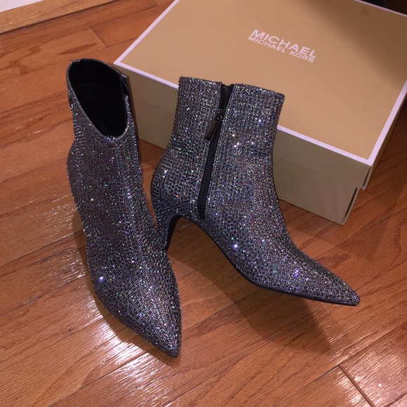Michael Kors kitten bootie. Fit 7 - Picture 3 of 10